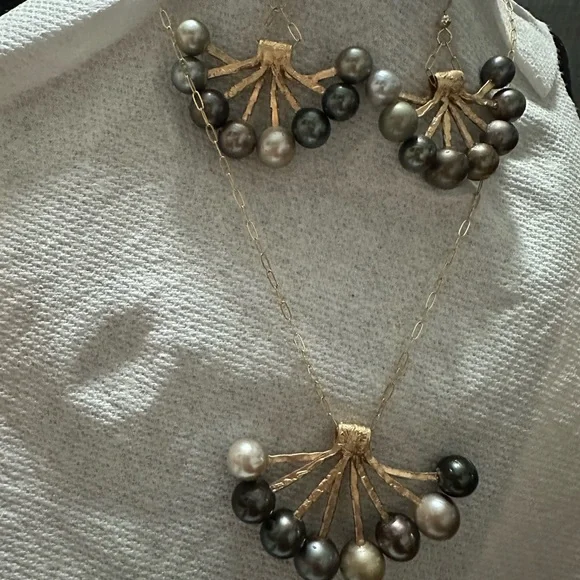 Elegant Gold and Black Pearl Jewelry Set